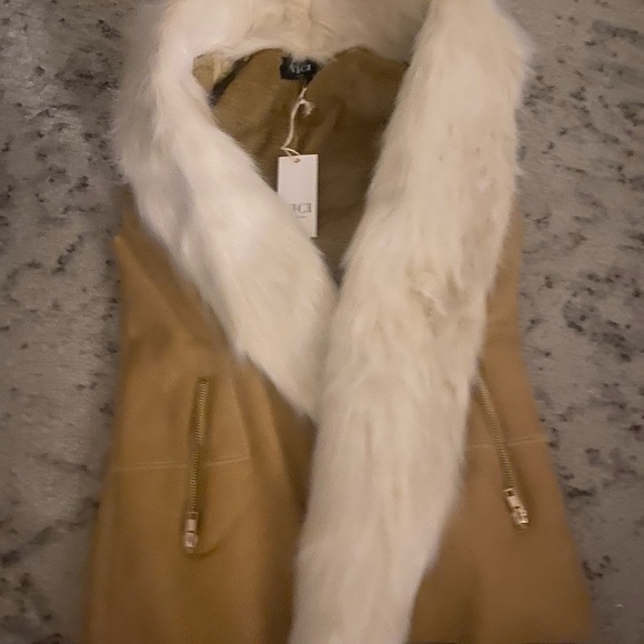 VICI   MAMMOTH POCKETED FAUX-FUR            LINED VEST - CAMEL - Picture 3 of 6